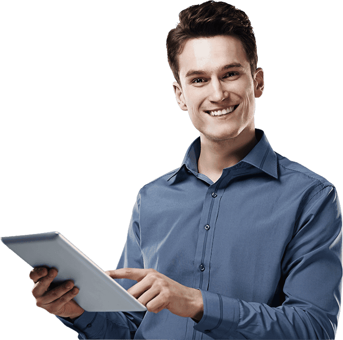 homem branco segurando tablet